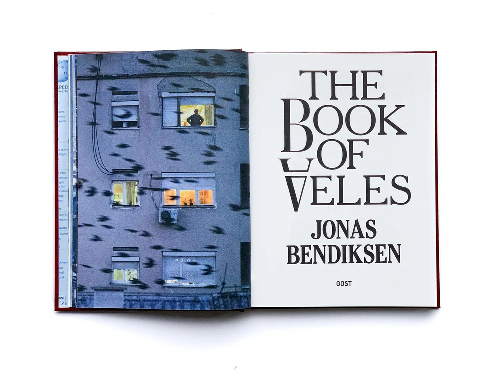 کتاب The Book of Veles اثر یوناس بندیکسن، منتشرشده توسط GOST Books، از پروژه مستند درباره اخبار جعلی و شهر ولس