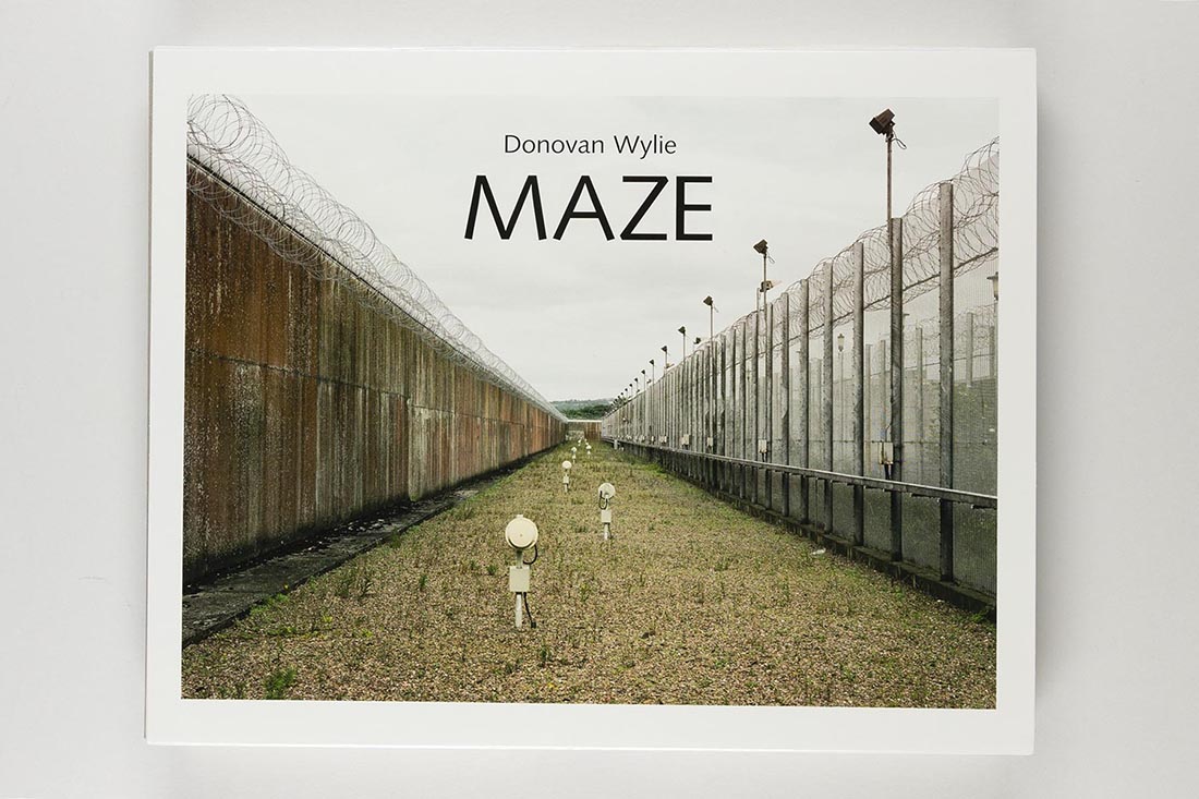 جلد کتاب MAZE اثر Donovan Wylie درباره زندان امنیتی مز در ایرلند شمالی