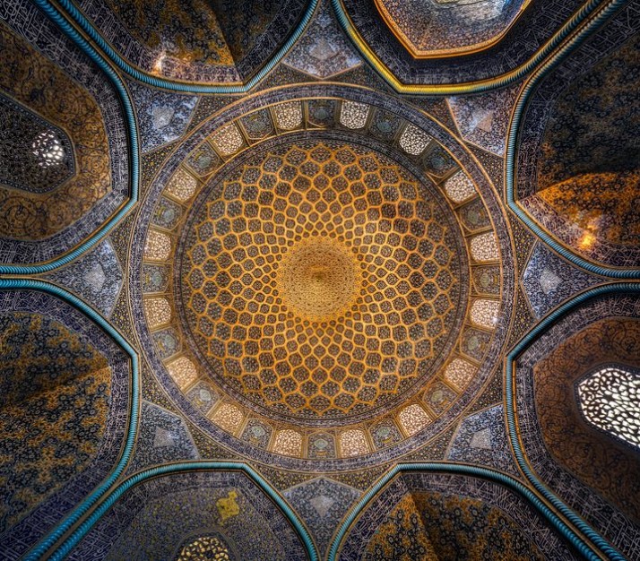 نمای داخلی گنبد مسجد شیخ لطف‌الله اصفهان با کاشی‌کاری معرق و نقوش هندسی، شاهکار معماری صفوی